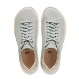 Championes Birkenstock modelo Bend Low, confeccionados en gamuza color verde salvia con detalles en beige. Presentan cordones al tono, suela de goma plana y refuerzo en el talón.