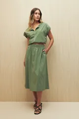Falda midi color verde oliva, con cintura elastizada y bolsillos laterales.