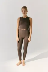 Top sin mangas de tejido acanalado, con escote redondo y diseño ajustado al cuerpo.