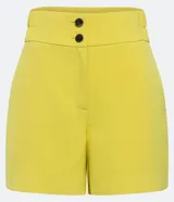 Bermuda roja de poliéster con cintura elástica, bolsillos laterales y cierre con cremallera y botones.