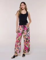 Pantalón estampado de caída fluida y calce relajado, con cintura alta elastizada, cordón ajustable con punteras metálicas y pierna de corte ancho.