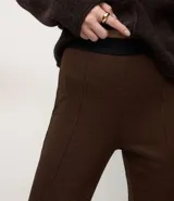 Pantalón tipo legging de corte ajustado al cuerpo, confeccionado en tejido Punto Roma con textura marcada. Presenta cintura elástica y bolsillos traseros.