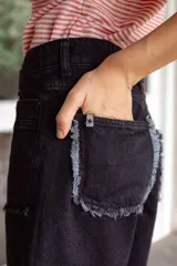 Short de denim color crudo, de calce relajado y cintura media.