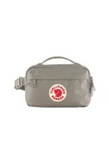 Riñonera gris de tela Vinylon F resistente al agua, con logo reflectivo de Fjällräven Kånken en el frente. Tiene correa ajustable, dos bolsillos exteriores con cierre y un bolsillo interior con clip para llaves.