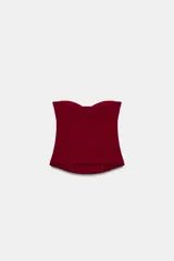 Corsé color bordó con aros y varillas, confeccionado en tejido elástico. Presenta escote corazón y diseño sin hombros.