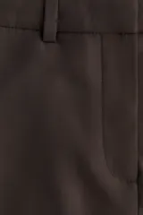 Pollera midi de sastre color marrón oscuro, tiro alto, corte recto con tajo frontal. Presenta cierre y corchete ocultos, y bolsillos al bies.