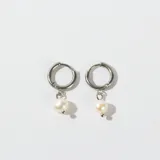 Par de aros tipo argolla de acero plateado, con dije colgante de perla irregular y detalle de bolita plateada.