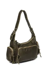 Cartera tipo hobo color verde militar, con correa ajustable, cierre principal y múltiples bolsillos exteriores con cierre. Incluye detalles de tiradores con flecos en los cierres.