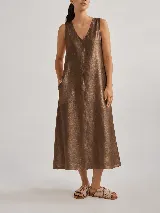 Vestido midi de lino con diseño bicolor dividido en tonos beige y marrón, escote en V, sin mangas y corte holgado con bolsillos laterales.