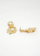 Par de caravanas doradas con forma de flores y perlas sintéticas en el centro.