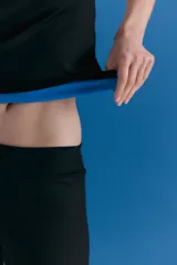 Remera de cuello redondo y manga corta, confeccionada en lycra con textura tipo neoprene. Presenta un calce ajustado al cuerpo y un isologo bordado en el centro del pecho.