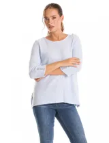 Buzo de tejido soft color beige con textura jaspeada, cuello redondo, mangas tres cuartos con detalle de botones en los puños y tajos laterales en el ruedo.