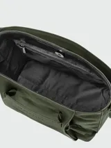 Cartera tipo crossbody de cuero color verde oliva, con diseño estructurado, solapa frontal con detalle de correa horizontal y asa superior corta. Incluye herrajes metálicos y correa ajustable para llevar al hombro o cruzada.