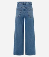 Pantalón wide leg de denim azul de talle alto con costuras pespunteadas en contraste. Cuenta con trabillas en la cintura, cierre de botón y cremallera, y bolsillos delanteros y traseros.