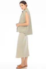 Chaleco blanco con diseño acolchado y cuello alto.