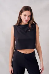 Top negro de algodón y poliéster, corte crop y cuello redondo.