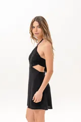 Vestido corto negro con escote halter y diseño cut out en los laterales de la cintura. Confeccionado en lino, cuenta con la parte superior en lino broderie con diseño paisley.
