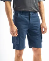 Bermuda cargo color negro de corte clásico, confeccionada en gabardina de algodón con lycra. Cuenta con bolsillos laterales con solapa y presillas para cinturón.