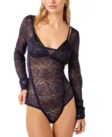 Bodysuit de encaje color violeta oscuro, con diseño floral transparente, escote redondo pronunciado y mangas largas.