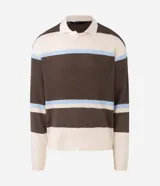 Suéter de punto texturizado con diseño de rayas horizontales en tonos marrón, crema y celeste. Presenta cuello polo con abertura frontal, mangas largas y terminaciones acanaladas en puños y dobladillo.