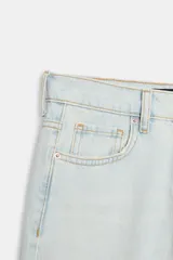 Jeans de tiro medio con corte recto, cinco bolsillos y detalle de rotos. Cierre frontal con cremallera y botón.
