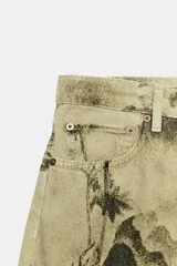 Pantalón jeans ZW Collection de tiro medio y corte balloon, confeccionado en algodón con diseño estampado de flores en tonos oscuros sobre base beige. Cuenta con cinco bolsillos, trabillas para cinto y cierre frontal con cremallera y botón metálico.