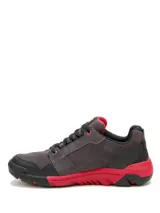 Sneakers CAT modelo Gauge para hombre, fabricados en gamuza gris con detalles en negro y rojo, cordones negros y suela de goma con entresuela de EVA.