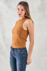Musculosa color ocre de algodón peinado con cuello redondo y corte ajustado.
