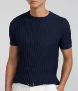 Remera masculina de algodón con textura acanalada y efecto punto. Presenta un diseño de corte regular, cuello redondo y manga corta.