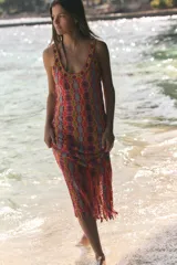 Vestido largo de punto con diseño geométrico multicolor, escote redondo, tirantes anchos y bajo con flecos.