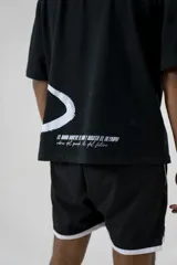 Remera oversize negra de algodón elastizado con estampado blanco en el frente.