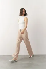 Pantalón de vestir negro, de corte recto y tiro alto.