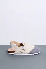 Sandalias Brokers Wear modelo Leblon White, de diseño bicolor en tonos beige y gris con puntera gris, tira ajustable con hebilla metálica y tira trasera.