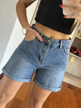 Short de jean de tiro alto, color celeste, con bolsillos delanteros y traseros, y ruedo doblado.