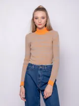 Polera de tejido de punto acanalado, color gris con rayas horizontales naranjas, cuello alto y mangas largas con puños naranjas.