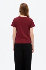 Remera de algodón manga corta, color negro, con cuello en V y estampa frontal en tono plateado con diseño floral y la inscripción 'Bouquet Study No.4'.