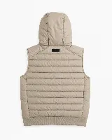 Chaleco puffer liviano color beige con capucha, cierre frontal y bolsillo en el pecho con cierre. Presenta diseño acolchado horizontal y puños elásticos en la cintura.