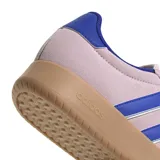 Championes Adidas modelo Bareeda W, de diseño urbano en color rosado con detalles en azul en las icónicas tres tiras y el talón. Presenta una suela de goma en tono marrón claro y confección en gamuza.