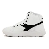 Bota de caña alta tipo sneaker, color blanco, con cordones blancos y logo lateral en forma de flecha en color negro. Suela gruesa y texturizada de goma blanca.