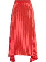 Falda midi roja con rayas verticales blancas, cintura elástica con cordón ajustable y ruedo asimétrico.