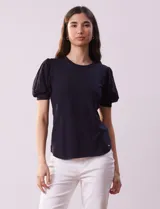 Remera de modal color azul marino, marca Tahari. Cuello redondo y mangas cortas abullonadas con puño.