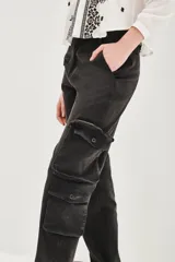 Pantalon cargo de corte recto y tiro medio, confeccionado en gabardina elastizada. Presenta bolsillos laterales tipo cargo, cierres metálicos en la botamanga y sistema de ajuste interno en la cintura.
