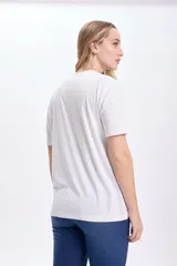 Remera blanca de algodón con estampa de coral en color rojo.