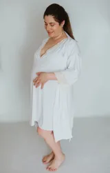 Bata blanca de algodón con puntilla elastizada en las mangas.