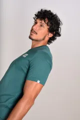 Remera de manga corta color verde petróleo, con cuello redondo y estampa pequeña en el pecho con el texto 'GOOD TIMES'.