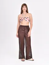 Pantalon de tejido de red color marrón, de corte recto y tiro medio con cintura elástica.