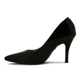 Zapato de tacón alto Vizzano, color blanco charol, con punta fina y detalle de logo dorado en el lateral.