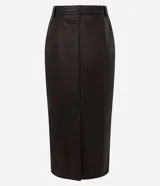 Pollera midi marrón de cuero sintético (PU) con trabillas en la cintura y abertura en la parte trasera.