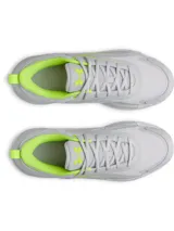 Championes Under Armour Lockdown 8, color gris con detalles en verde fluo. Parte superior de malla transpirable con superposiciones de cuero, entresuela de EVA y suela exterior de caucho macizo.