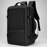 Mochila de viaje expandible color negro, con diseño rectangular vertical, puerto USB integrado, compartimento para laptop, múltiples bolsillos con cierre y correas ajustables con hebillas de compresión lateral.